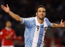 华体会体育：休想进球！加布里埃尔头槌封堵震撼英超，官方推特盛赞防守艺术