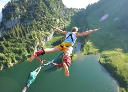 【华体会官网】哈登首节狂揽13分3篮板4助攻主导战局 快船主场全面压制奇才奏凯