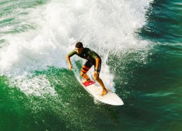 华体会体育app：追风逐火，咆哮声响彻赛场！阿德尔曼教练失控追逐裁判的惊魂瞬间，引爆篮球界深层思考