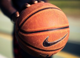 华体会体育app_詹姆斯断言射手群必迎反弹，短暂低迷难掩湖人进攻潜力