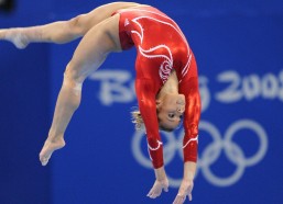 华体会体育|洛杉矶德比第三回合首发名单揭晓，湖人队备战中强调裁判判罚警觉性