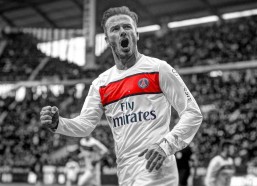 华体会体育-利物浦锋线危机暂时缓解，萨拉赫与斯洛特关系仍存裂痕，未来去向悬而未决