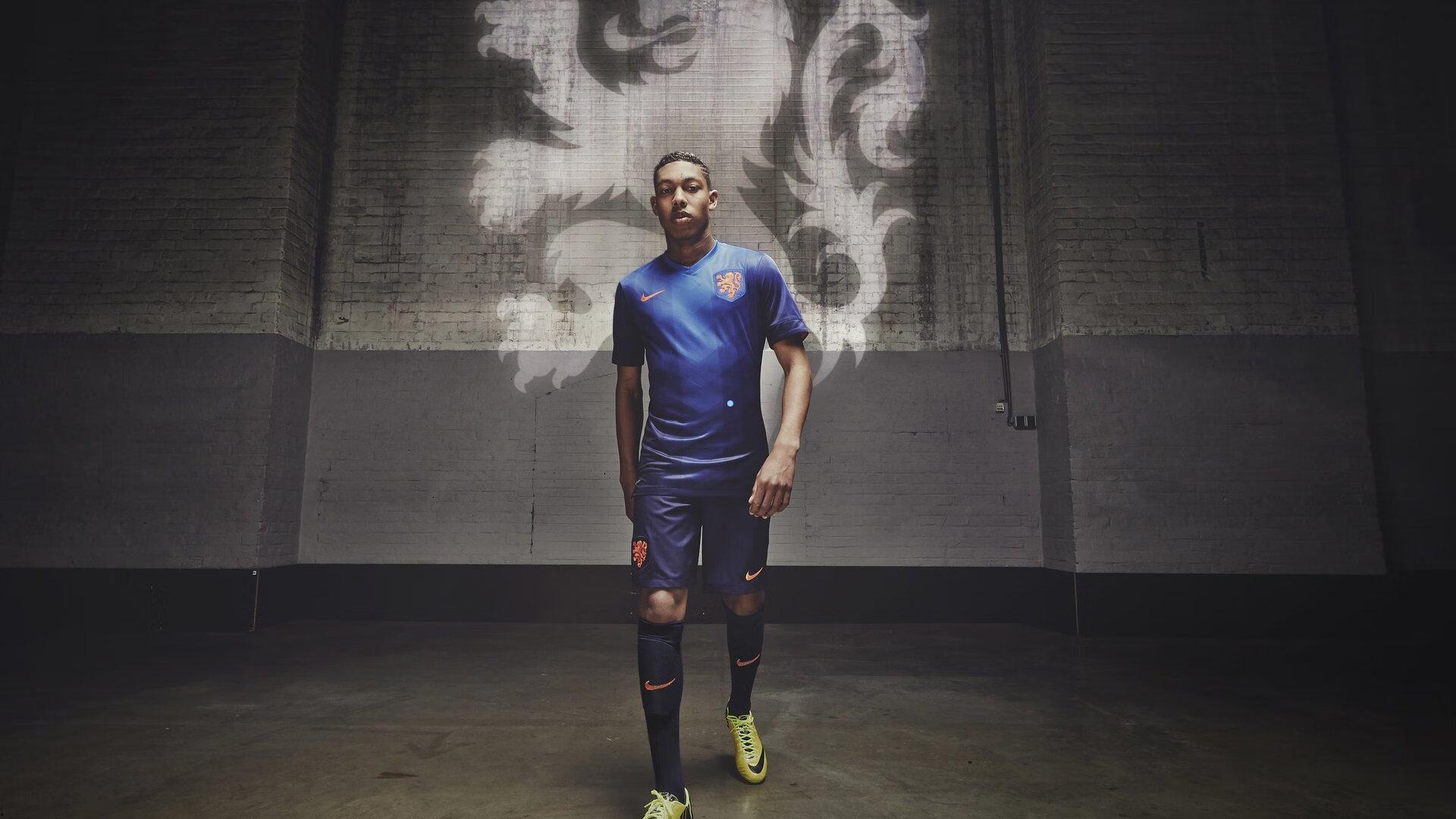 德甲绿茵温情时刻，球星赛后欢庆离场，深情致敬忠实球迷